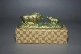 《铸铁镇纸：亲子猪》（日本铁器 带包装盒）原版进口 品好※ [“生肖猪”造型可爱有趣：小猪 嗷嗷待哺、猪妈妈/爸爸 亲昵温馨（中华田园猪、土猪造型 吉祥如意）][黄铜色“文镇”古代文人雅士 书房装饰 文房雅玩-配合笔墨纸砚“第五宝” 古人书写字画、翻阅：名人书画碑帖、线装书古籍 压纸使用][传统文化工艺品、镇尺 把件摆件 清玩文玩 古董收藏 猪年 属猪礼品礼物]