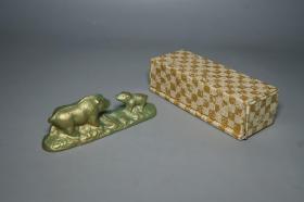 《铸铁镇纸：亲子猪》（日本铁器 带包装盒）原版进口 品好※ [“生肖猪”造型可爱有趣：小猪 嗷嗷待哺、猪妈妈/爸爸 亲昵温馨（中华田园猪、土猪造型 吉祥如意）][黄铜色“文镇”古代文人雅士 书房装饰 文房雅玩-配合笔墨纸砚“第五宝” 古人书写字画、翻阅：名人书画碑帖、线装书古籍 压纸使用][传统文化工艺品、镇尺 把件摆件 清玩文玩 古董收藏 猪年 属猪礼品礼物]