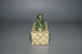 《铸铁镇纸：亲子猪》（日本铁器 带包装盒）原版进口 品好※ [“生肖猪”造型可爱有趣：小猪 嗷嗷待哺、猪妈妈/爸爸 亲昵温馨（中华田园猪、土猪造型 吉祥如意）][黄铜色“文镇”古代文人雅士 书房装饰 文房雅玩-配合笔墨纸砚“第五宝” 古人书写字画、翻阅：名人书画碑帖、线装书古籍 压纸使用][传统文化工艺品、镇尺 把件摆件 清玩文玩 古董收藏 猪年 属猪礼品礼物]