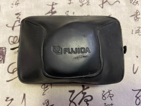 集定焦大光圈高颜值于一身的《Fujica auto-7QD》富山胶片相机，84年3月开始发售的，富士被称为Fujica 最后一代的傻瓜胶片机 到Auto 8 就改成Fuji 啦！原装真皮套品相完好