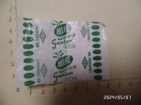 塑料糖纸：“上海哈尔滨食品厂监制”橄榄球糖（尺寸：7.7*5.4厘米，详见图S）