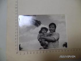 照片：母子合影（尺寸：16*11.4厘米，约6寸照片，详见图S）