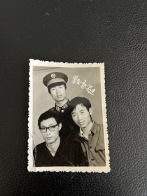 曾在一起笑过。照片一张
