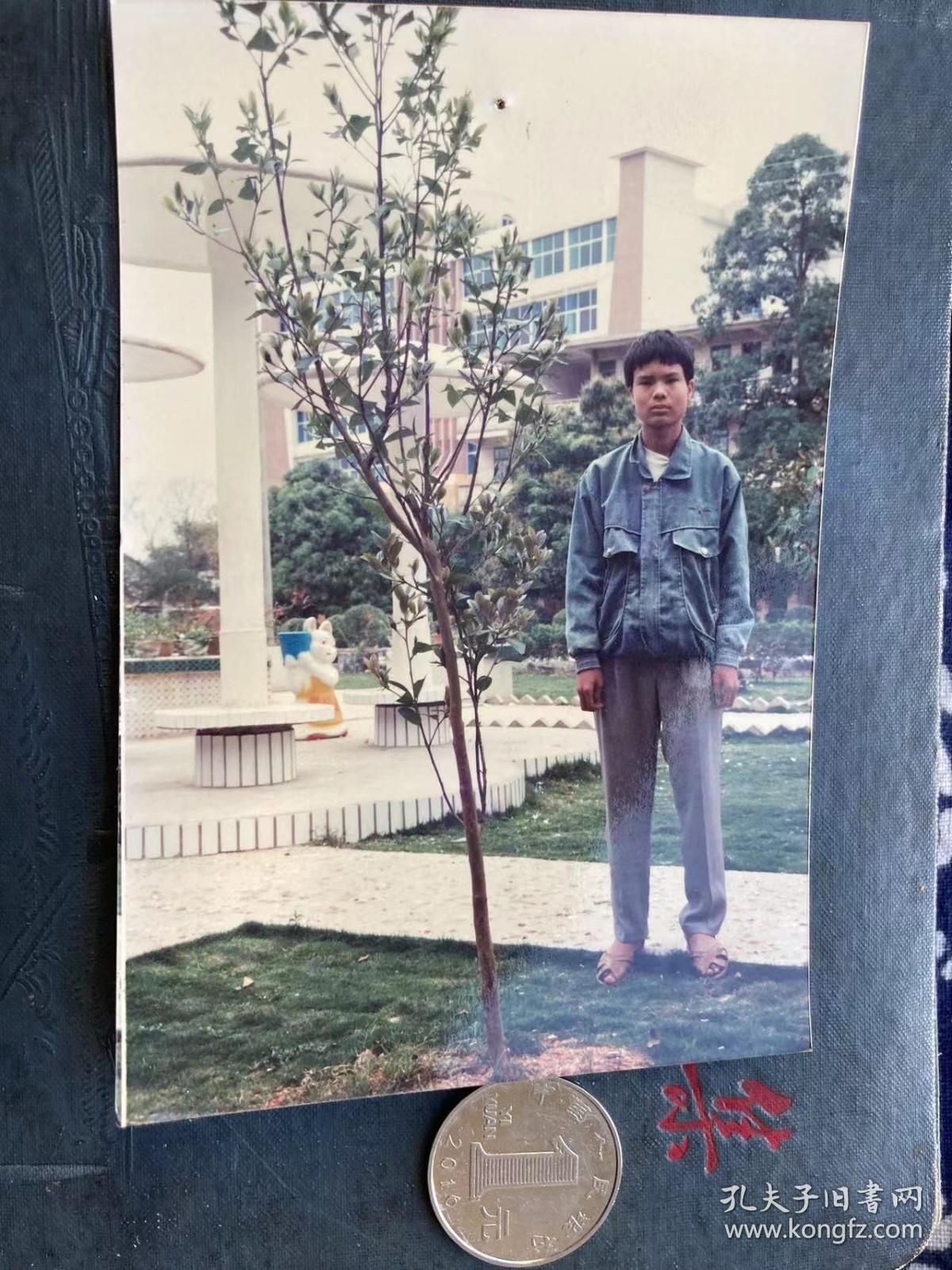 牛仔留影 异型建筑景观前 彩色老照片非黑白老照片 老照片满百包邮 本店更有70-90年代老年画 欢迎选购