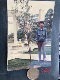 牛仔留影 异型建筑景观前 彩色老照片非黑白老照片 老照片满百包邮 本店更有70-90年代老年画 欢迎选购