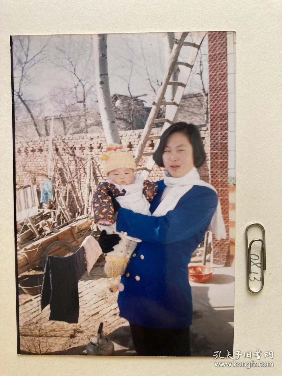围巾妈妈 院子 多单可合并运费满百包邮只发快递 彩色老照片非黑白老照片 全网同售 不定期下架 加购请及时付款 本店更有70-90年代老年画 欢迎选购  230813PSD