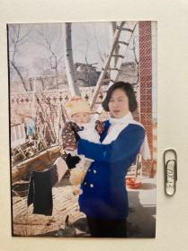 围巾妈妈 院子 多单可合并运费满百包邮只发快递 彩色老照片非黑白老照片 全网同售 不定期下架 加购请及时付款 本店更有70-90年代老年画 欢迎选购  230813PSD