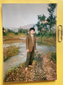 小溪旁的青年 多单合并运费满百包邮只发快递 彩色老照片非黑白老照片 全网同售 不定期下架 加购请及时付款 欢迎选购 241123PSD