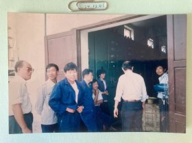 车间门口 多单合并运费满百包邮只发快递 彩色老照片非黑白老照片 全网同售 不定期下架 加购请及时付款 欢迎选购 241201PSD