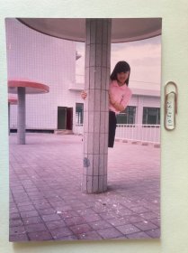 柱子后面的甜美女孩 多单合并运费满百包邮只发快递 彩色老照片非黑白老照片 全网同售 不定期下架 加购请及时付款 欢迎选购 241201PSD