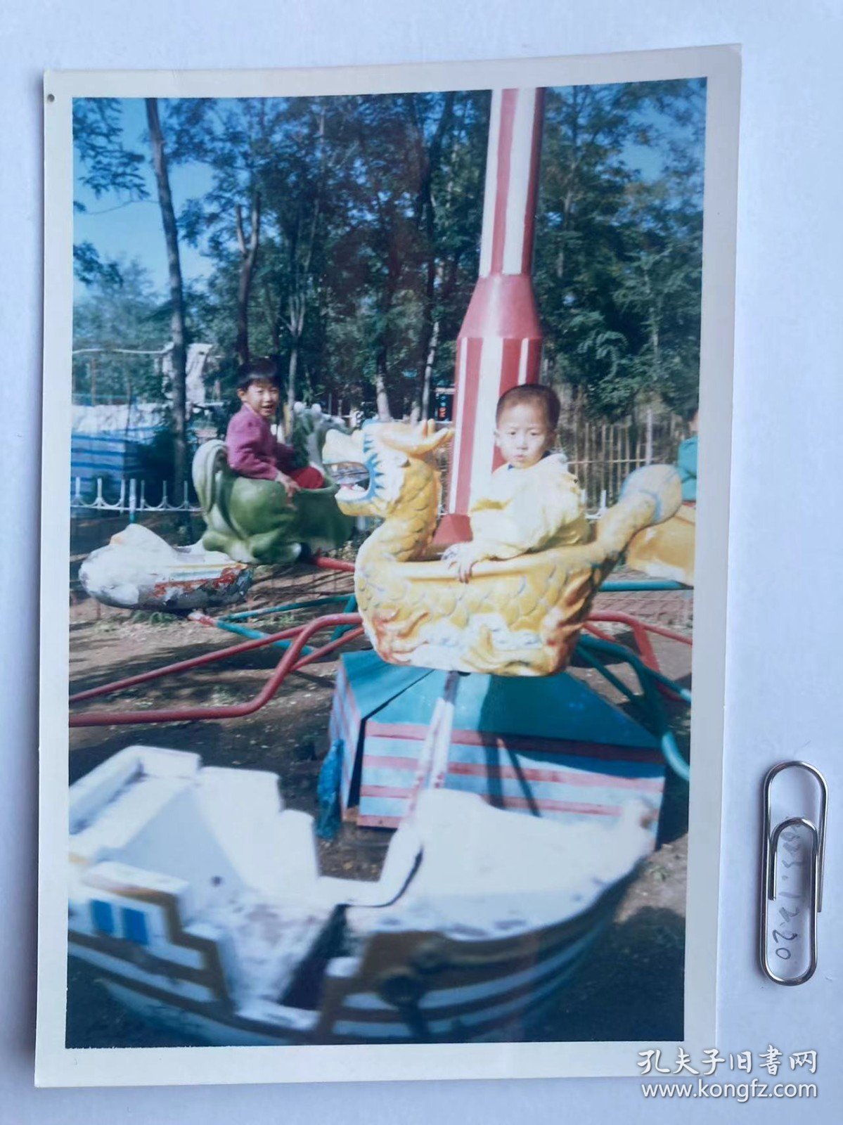 游乐场旋转 多单合并运费满百包邮只发快递 彩色老照片非黑白老照片 全网同售 不定期下架 加购请及时付款 本店更有70-90年代老年画 欢迎选购 231220PSD