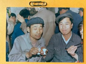 干杯 多单合并运费满百包邮只发快递 彩色老照片非黑白老照片 全网同售 不定期下架 加购请及时付款 欢迎选购 251109PSD