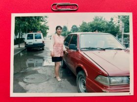 车旁的女子 多单合并运费满百包邮只发快递 彩色老照片非黑白老照片 全网同售 不定期下架 加购请及时付款 欢迎选购 251025PSD