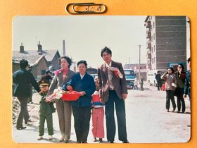 如沐春风 多单合并运费满百包邮只发快递 彩色老照片非黑白老照片 全网同售 不定期下架 加购请及时付款 欢迎选购 251109PSD