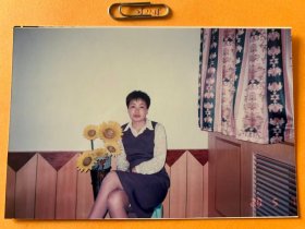 向日葵旁 多单合并运费满百包邮只发快递 彩色老照片非黑白老照片 全网同售 不定期下架 加购请及时付款 欢迎选购 251115PSD