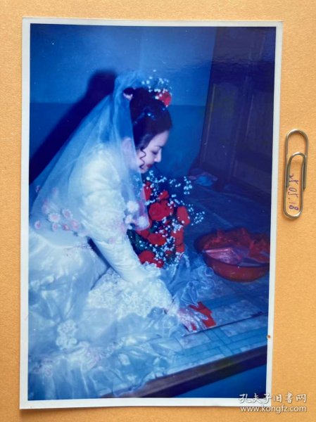 披婚纱的新娘 多单合并运费满百包邮只发快递 彩色老照片非黑白老照片 全网同售 不定期下架 加购请及时付款 欢迎选购 250518PSD