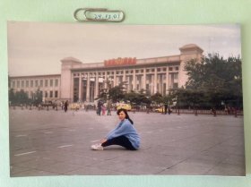 广场坐像 多单合并运费满百包邮只发快递 彩色老照片非黑白老照片 全网同售 不定期下架 加购请及时付款 欢迎选购 241201PSD