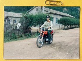 骑摩托 多单合并运费满百包邮只发快递 彩色老照片非黑白老照片 全网同售 不定期下架 加购请及时付款 欢迎选购 240520PSD