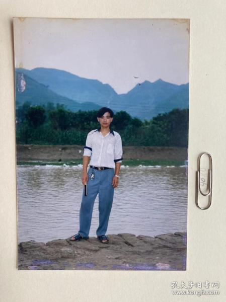 小河边的男青年 多单可合并运费满百包邮只发快递 彩色老照片非黑白老照片 全网同售 不定期下架 加购请及时付款 本店更有70-90年代老年画 欢迎选购  230806PSD