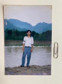 小河边的男青年 多单可合并运费满百包邮只发快递 彩色老照片非黑白老照片 全网同售 不定期下架 加购请及时付款 本店更有70-90年代老年画 欢迎选购  230806PSD