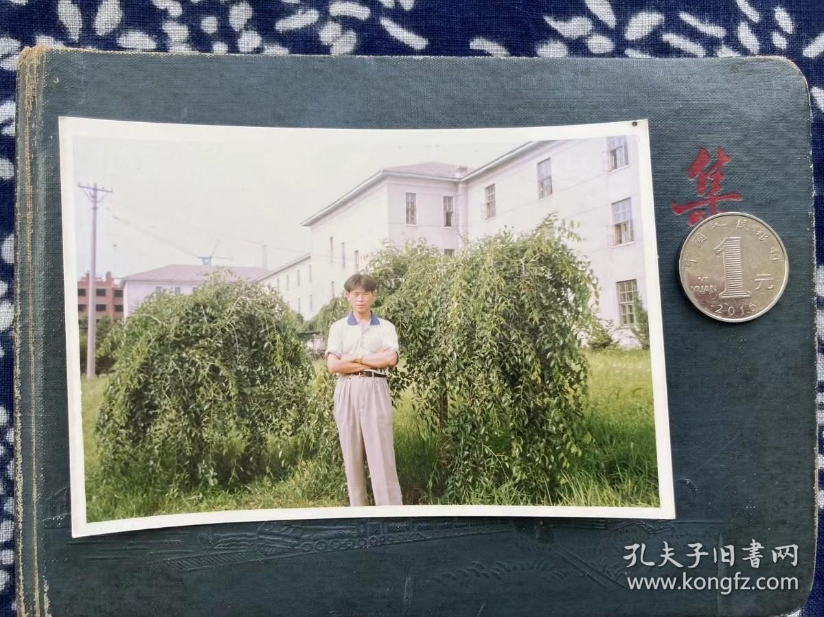 男子单身照 园林 彩色老照片非黑白老照片 老照片满百包邮只发快递 本店更有70-90年代老年画 欢迎选购