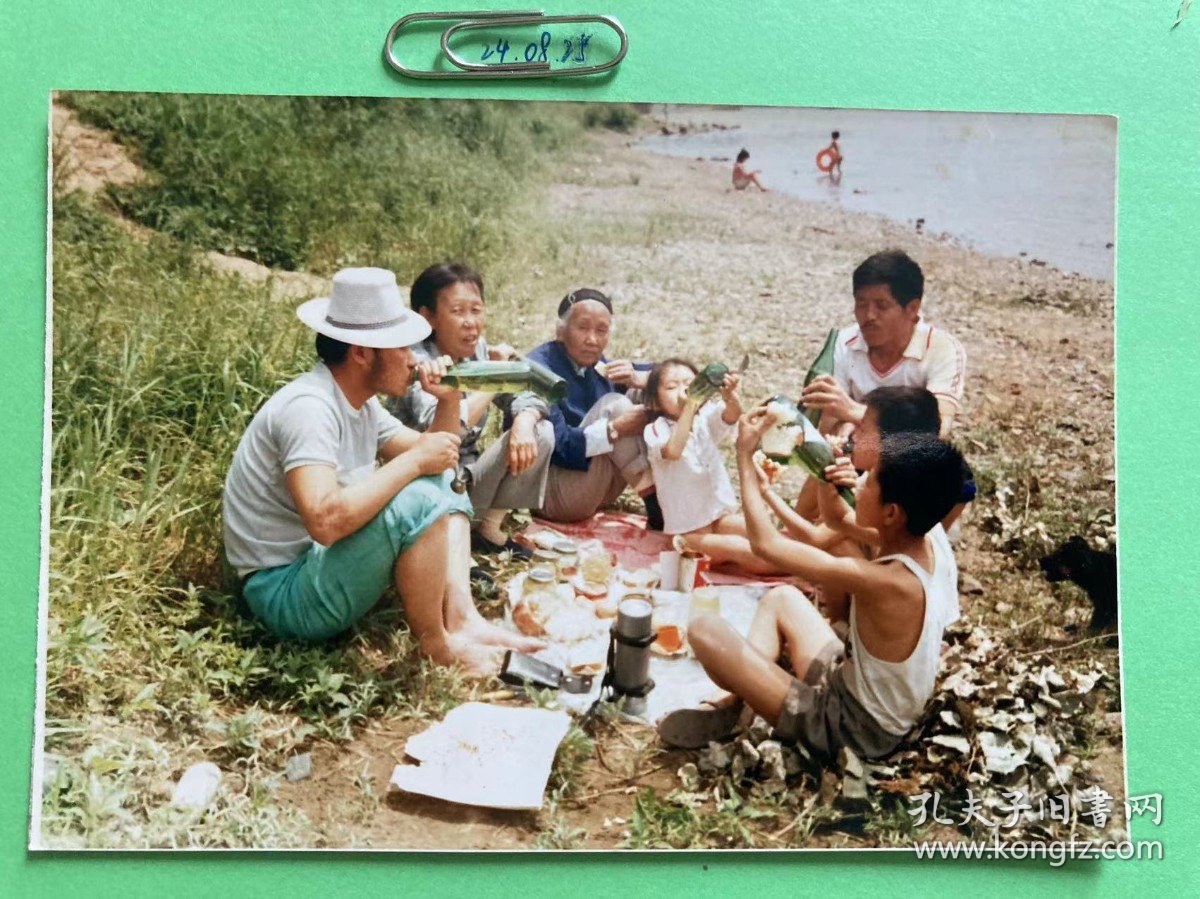户外畅饮 多单合并运费满百包邮只发快递 彩色老照片非黑白老照片 全网同售 不定期下架 加购请及时付款 欢迎选购 240825PSD