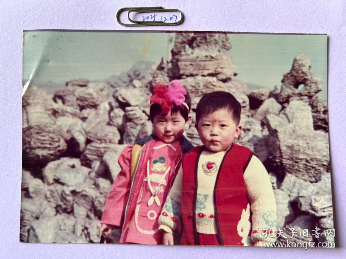 阳光下 多单合并运费满百包邮只发快递 彩色老照片非黑白老照片 全网同售 不定期下架 加购请及时付款 欢迎选购 251207PSD