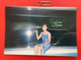 水族馆前 多单合并运费满百包邮只发快递 彩色老照片非黑白老照片 全网同售 不定期下架 加购请及时付款 欢迎选购 250118PSD