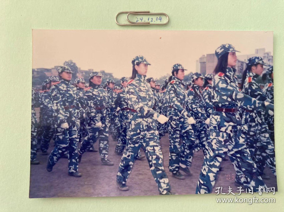 行进队伍 多单合并运费满百包邮只发快递 彩色老照片非黑白老照片 全网同售 不定期下架 加购请及时付款 欢迎选购 241214PSD