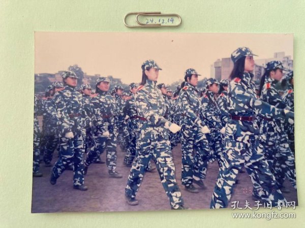 行进队伍 多单合并运费满百包邮只发快递 彩色老照片非黑白老照片 全网同售 不定期下架 加购请及时付款 欢迎选购 241214PSD