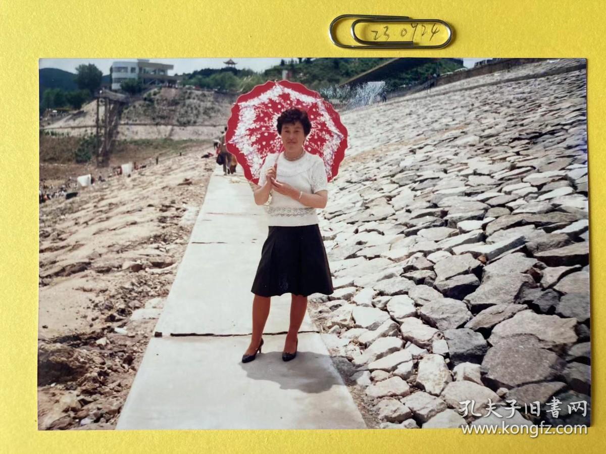 花伞 多单合并运费满百包邮只发快递 彩色老照片非黑白老照片 全网同售 不定期下架 加购请及时付款 本店更有70-90年代老年画 欢迎选购 230924PSD