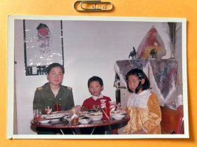 吃晚饭 多单合并运费满百包邮只发快递 彩色老照片非黑白老照片 全网同售 不定期下架 加购请及时付款 欢迎选购 251115PSD