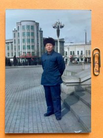 冬日旅社前 多单合并运费满百包邮只发快递 彩色老照片非黑白老照片 全网同售 不定期下架 加购请及时付款 欢迎选购 251109PSD