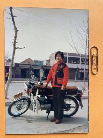 街头女子单人照 多单合并运费满百包邮只发快递 彩色老照片非黑白老照片 全网同售 不定期下架 加购请及时付款 欢迎选购 250531PSD