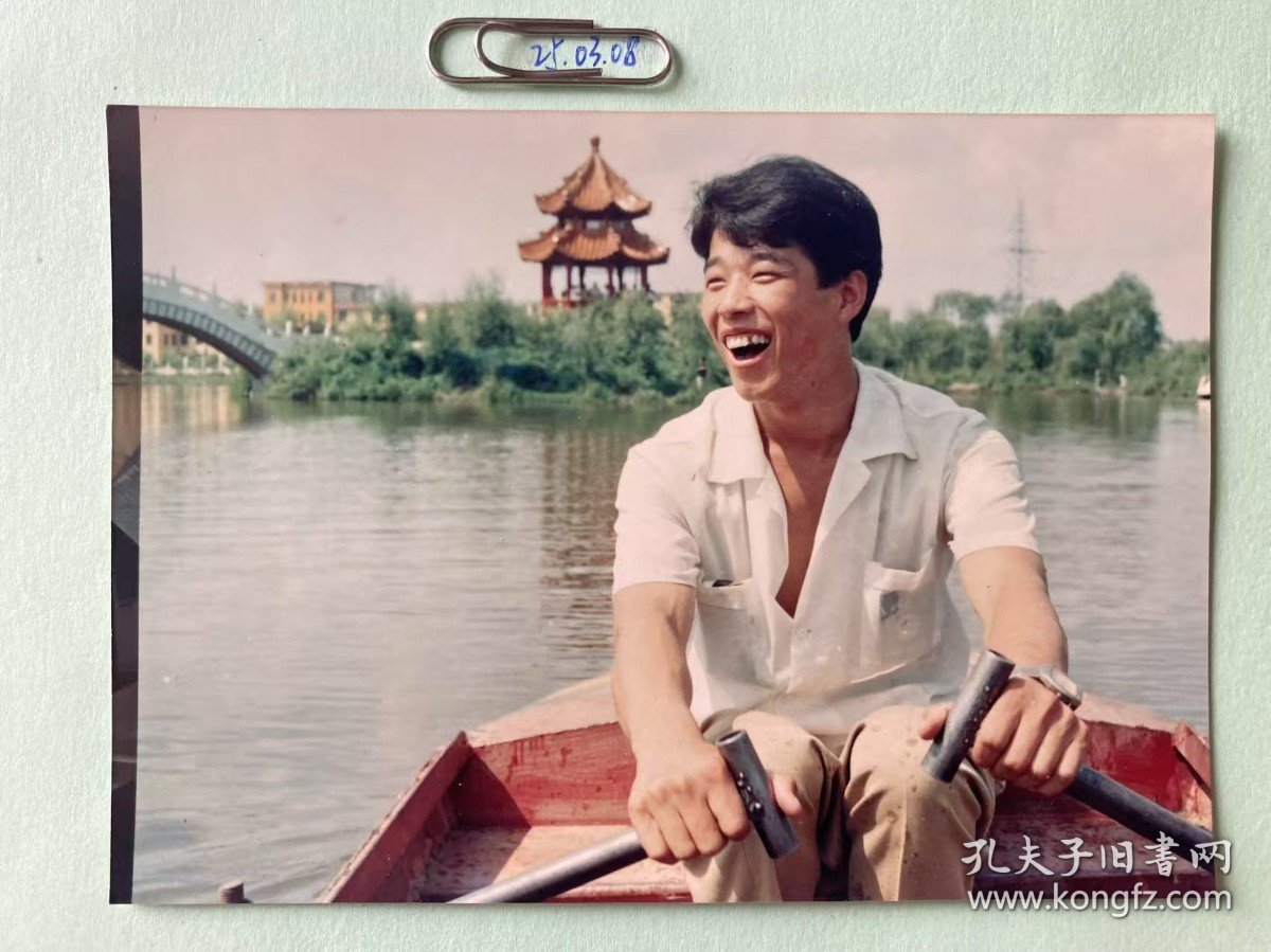 划船的男子 多单合并运费满百包邮只发快递 彩色老照片非黑白老照片 全网同售 不定期下架 加购请及时付款 欢迎选购 250308PSD