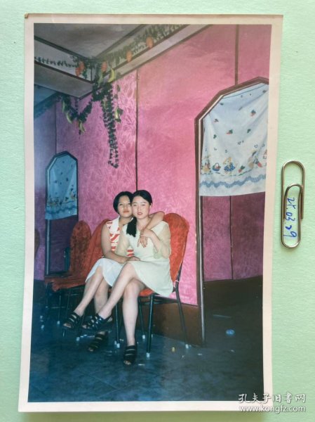 椅子上合影 多单合并运费满百包邮只发快递 彩色老照片非黑白老照片 全网同售 不定期下架 加购请及时付款 欢迎选购 250329PSD