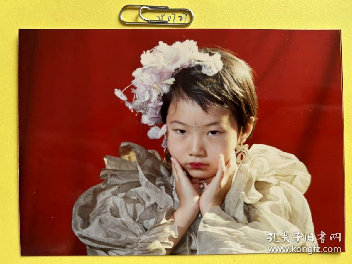 戴花的小女孩 多单合并运费满百包邮只发快递 彩色老照片非黑白老照片 全网同售 不定期下架 加购请及时付款 欢迎选购 250727PSD