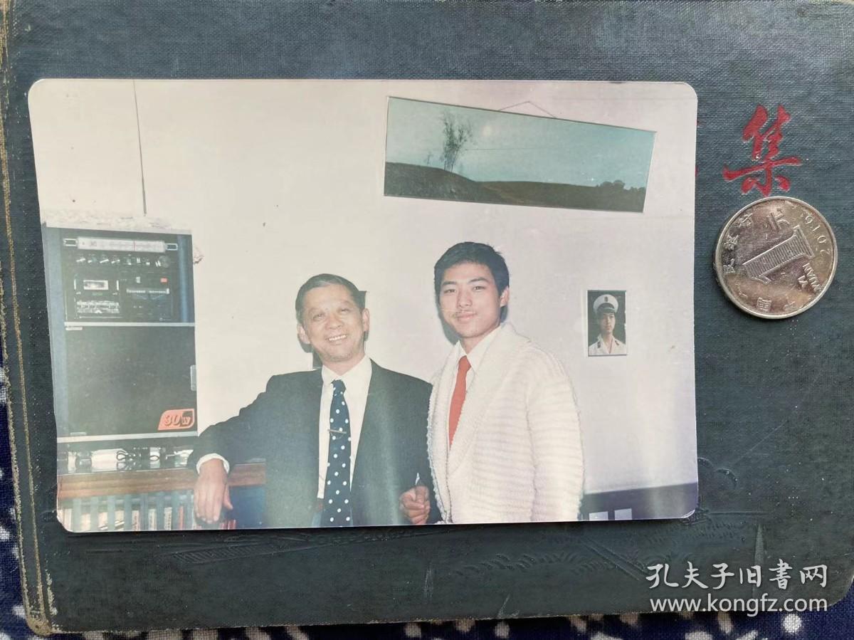 豪华收录机旁 彩色老照片非黑白老照片 全网同售 不定期下架 加购请及时付款 老照片满百包邮只发快递 本店更有70-90年代老年画 欢迎选购