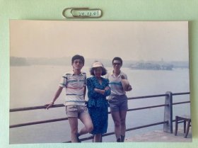 江畔 多单合并运费满百包邮只发快递 彩色老照片非黑白老照片 全网同售 不定期下架 加购请及时付款 欢迎选购 241201PSD