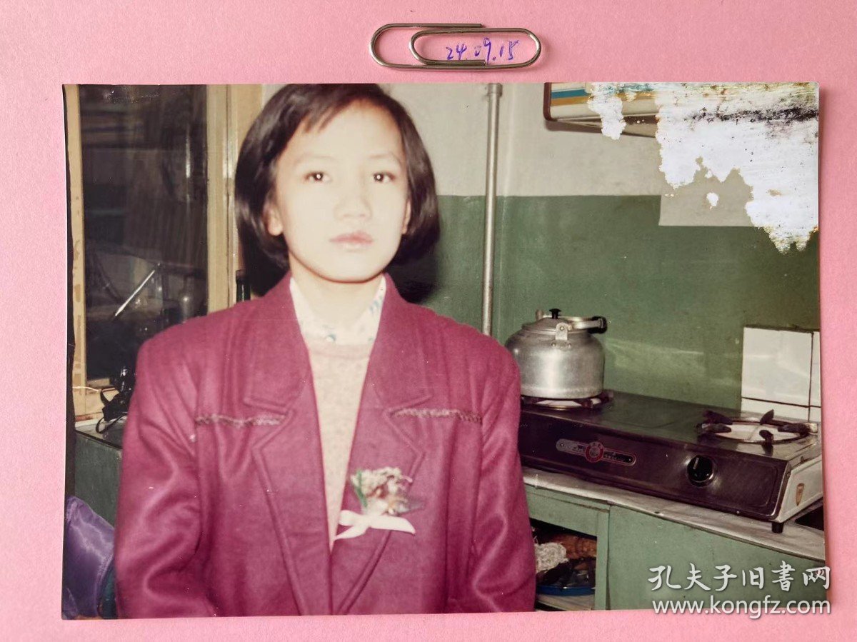 佩戴胸花的小女孩 多单合并运费满百包邮只发快递 彩色老照片非黑白老照片 全网同售 不定期下架 加购请及时付款 欢迎选购 240915PSD