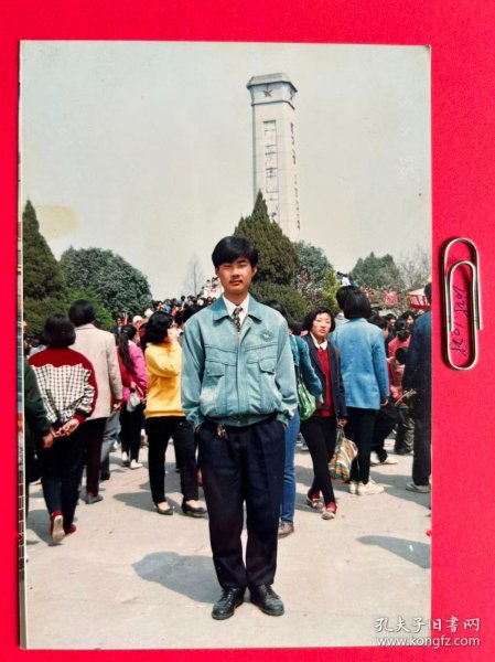 男子单人照 多单合并运费满百包邮只发快递 彩色老照片非黑白老照片 全网同售 不定期下架 加购请及时付款 欢迎选购 251025PSD