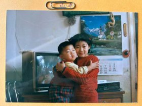 电视机前小姐弟 多单合并运费满百包邮只发快递 彩色老照片非黑白老照片 全网同售 不定期下架 加购请及时付款 欢迎选购 251109PSD