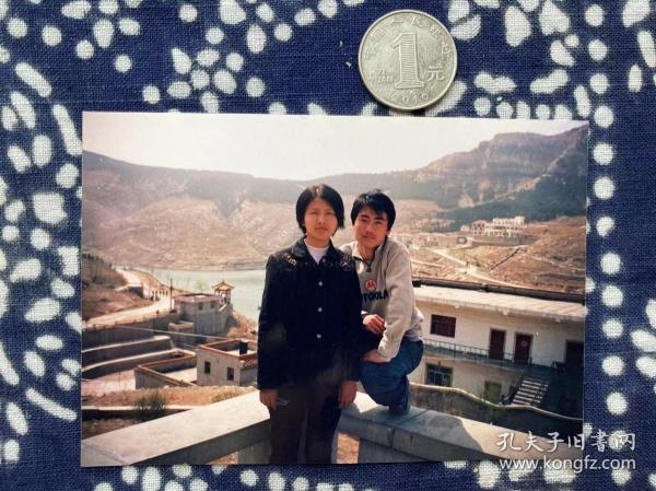 高处 情侣 彩色老照片非黑白老照片 全网同售 不定期下架 加购请及时付款 老照片满百包邮只发快递 本店更有70-90年代老年画 欢迎选购 230527PSD