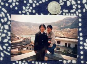 高处 情侣 彩色老照片非黑白老照片 全网同售 不定期下架 加购请及时付款 老照片满百包邮只发快递 本店更有70-90年代老年画 欢迎选购 230527PSD