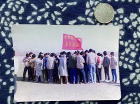 青年突击队 彩色老照片非黑白老照片 全网同售 不定期下架 加购请及时付款 老照片满百包邮只发快递 本店更有70-90年代老年画 欢迎选购 230513PSD