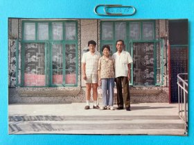 台阶前留影 多单合并运费满百包邮只发快递 彩色老照片非黑白老照片 全网同售 不定期下架 加购请及时付款 欢迎选购 240406PSD
