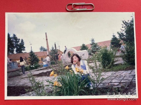 厂区小院花卉前 多单合并运费满百包邮只发快递 彩色老照片非黑白老照片 全网同售 不定期下架 加购请及时付款 欢迎选购 250118PSD