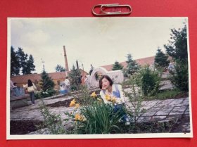 厂区小院花卉前 多单合并运费满百包邮只发快递 彩色老照片非黑白老照片 全网同售 不定期下架 加购请及时付款 欢迎选购 250118PSD