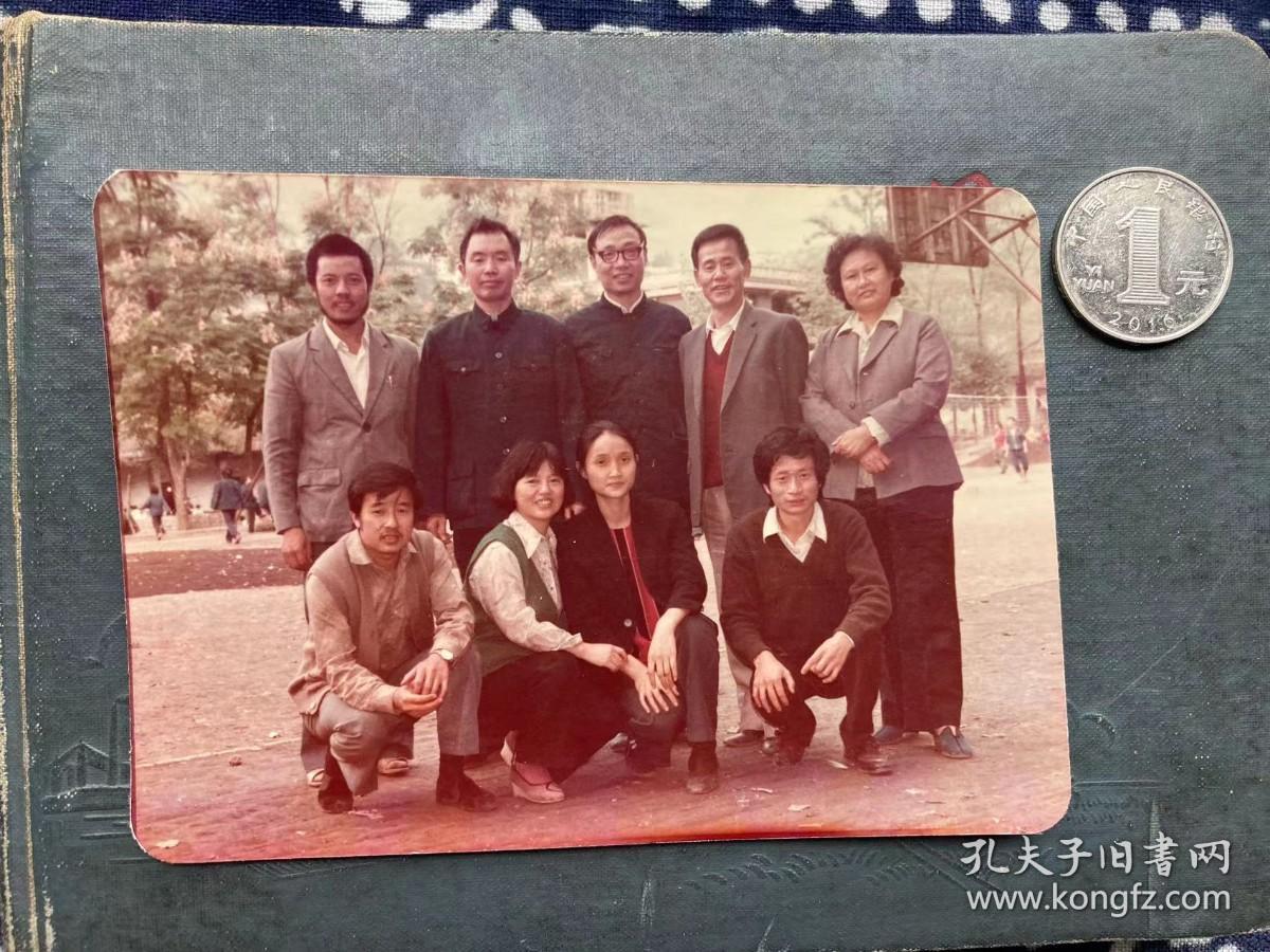 篮球场留影 彩色老照片非黑白老照片 老照片满百包邮只发快递 本店更有70-90年代老年画 欢迎选购