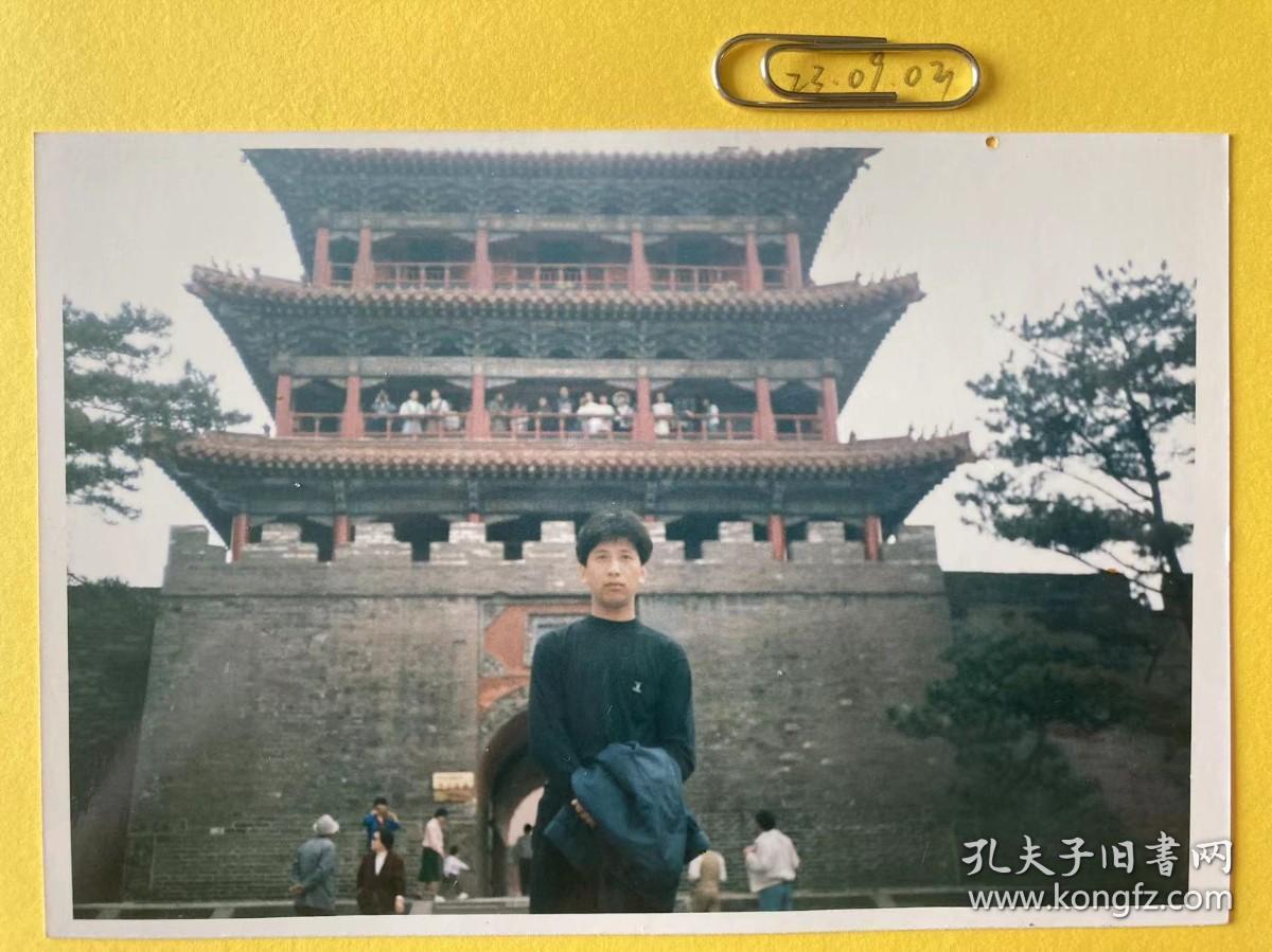 阁楼前 多单可合并运费满百包邮只发快递 彩色老照片非黑白老照片 全网同售 不定期下架 加购请及时付款 本店更有70-90年代老年画 欢迎选购  230903PSD